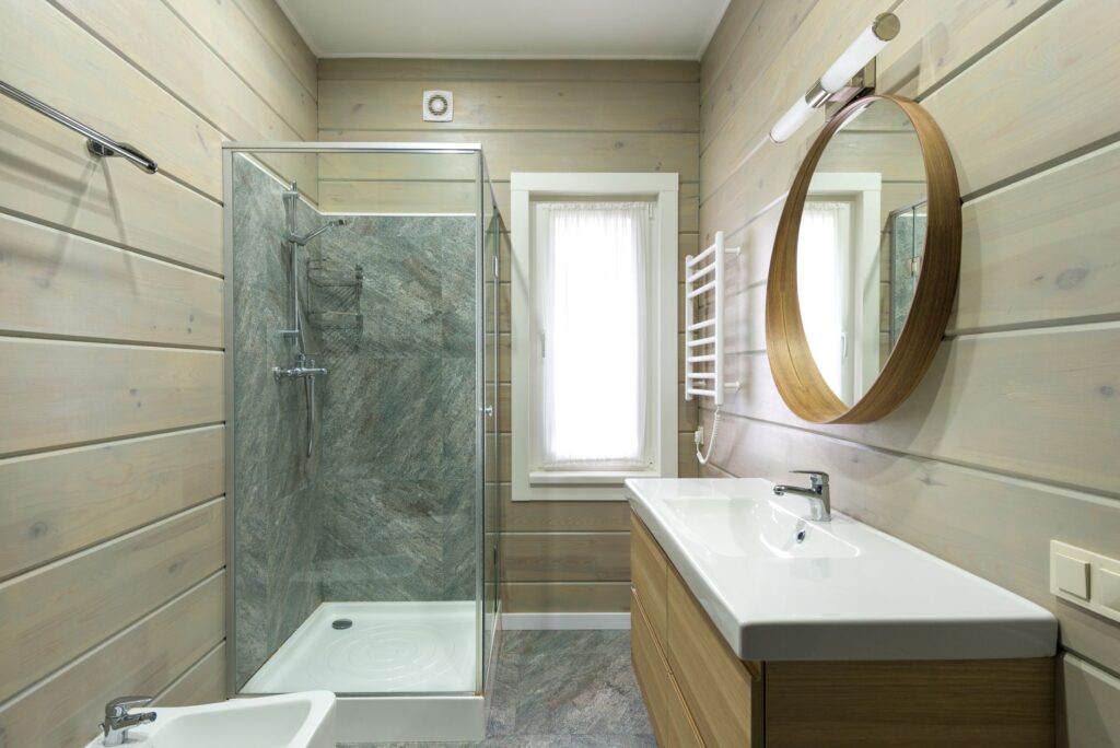 Salle de bain froide et humide en automne : chauffer, ventiler et stopper les moisissures avant l&rsquo;hiver