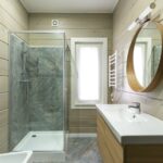 Salle de bain froide et humide en automne : chauffer, ventiler et stopper les moisissures avant l'hiver Salle de bain froide et humide en automne : chauffer, ventiler et stopper les moisissures avant l'hiver