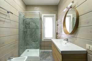 Salle de bain froide et humide en automne : chauffer, ventiler et stopper les moisissures avant l’hiver